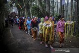 Ratusan warga mengikuti Ruwatan Gunung Manglayang, Kabupaten Bandung, Jawa Barat, Kamis (27/2/2020). Ritual yang diikuti Lembaga Masyarakat Daerah Hutan (LMDH) tersebut merupakan tradisi dari budaya Sunda sebagai bentuk rasa syukur dan doa untuk keberlangsungan hidup makhluk yang berdampingan dengan alam serta dijauhkan dari bencana. ANTARA JABAR/Raisan Al Farisi/agr