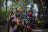 Ratusan warga mengikuti Ruwatan Gunung Manglayang, Kabupaten Bandung, Jawa Barat, Kamis (27/2/2020). Ritual yang diikuti Lembaga Masyarakat Daerah Hutan (LMDH) tersebut merupakan tradisi dari budaya Sunda sebagai bentuk rasa syukur dan doa untuk keberlangsungan hidup makhluk yang berdampingan dengan alam serta dijauhkan dari bencana. ANTARA JABAR/Raisan Al Farisi/agr