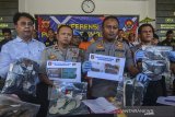 Kapolres Tasikmalaya Kota AKBP Anom Karibianto (kedua kanan) menunjukan barang bukti saat rilis di Polres Tasikmalaya Kota, Jawa Barat, Kamis (27/2/2020). Satreskrim Polres Tasikmalaya Kota berhasil mengungkap kasus kematian siswi SMPN 6 Tasikmalaya Delis Sulistina (13) yang ditemukan tewas di gorong-gorong sekolah pada Senin (27/1) lalu. korban Delis Sulistina dibunuh oleh bapak kandungnya Budi Rahmat karena kesal diminta sejumlah uang sebesar Rp400 ribu untuk biaya studi tour sekolah. ANTARA JABAR/Adeng Bustomi/agr