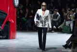 Yolanda Hadid ikut tampil di Pekan Mode Paris