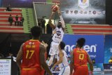 Pebasket Amartha Hangtuah Laquavious Kashaka Cotton (tengah) mencoba memasukkan bola dihalangi tim basket Satya Wacana Salatiga saat pertandingan seri kelima Indonesian Basketball League (IBL) Pertamax 2020 di Gor Jayabaya, Kota Kediri, Jawa Timur, Jumat (28/2/2020). Amartha Hangtuah menang atas Satya Wacana Salatiga dengan skor 83-78. Antara Jatim/Prasetia Fauzani/zk.