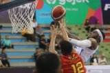 Pebasket Amartha Hangtuah Laquavioous Kashaka Cotton (kanan) mencoba memasukkan bola dihalangi pebasket Satya Wacana Salatiga Henri Cornelis Lakay (kiri) saat pertandingan seri kelima Indonesian Basketball League (IBL) Pertamax 2020 di Gor Jayabaya, Kota Kediri, Jawa Timur, Jumat (28/2/2020). Amartha Hangtuah menang atas Satya Wacana Salatiga dengan skor 83-78. Antara Jatim/Prasetia Fauzani/zk.