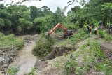 Petugas menggunakan alat berat membersihkan sungai dengan mengeruk sampah dan timbunan material di Sungai Jeroan Kabupaten Madiun, Jawa Timur, Kamis (27/2/2020). Pembersihan sungai tersebut merupakan bagian dari upaya pengendalian banjir di kawasan aliran anak Sungai Madiun. Antara Jatim/Siswowidodo