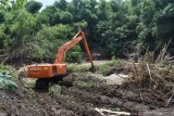 Petugas menggunakan alat berat membersihkan sungai dengan mengeruk sampah dan timbunan material di Sungai Jeroan Kabupaten Madiun, Jawa Timur, Kamis (27/2/2020). Pembersihan sungai tersebut merupakan bagian dari upaya pengendalian banjir di kawasan aliran anak Sungai Madiun. Antara Jatim/Siswowidodo/zk