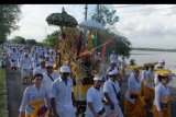 Umat Hindu membawa benda-benda sakral saat berjalan menuju ke Pura Sakenan dalam rangkaian persiapan Hari Raya Kuningan di Denpasar, Bali, Jumat (28/2/2020). Hari Raya Kuningan yang dirayakan pada Sabtu (29/2/2020) merupakan rangkaian perayaan kemenangan 