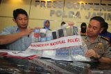 Polisi menunjukkan barang bukti kasus pembobolan kartu kredit di Polda Jawa Timur, Surabaya, Jawa Timur, Kamis (27/2/2020). Polda Jawa Timur menangkap tiga tersangka pembobolan kartu kredit dan mengamankan sejumlah barang bukti diantaranya buku rekening bank, atm, telepon selular dan sejumlah tangkapan layar. Antara Jatim/Didik/Zk