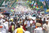 Warga memadati jalan Sekumpul Martapura, Kabupaten Banjar, Kalimantan Selatan, Jumat (28/2/2020). Pada H-3 peringatan Haul ke-15 KH Muhammad Zaini Abdul Ghani (Abah Guru Sekumpul), kawasan Sekumpul Martapura hingga sekitaran Makam Abah Guru Sekumpul sudah dipadati jamaah dari luar Negeri maupun dalam Negeri untuk mengikuti rangkaian kegiatan haul. Foto Antaranews Kalsel/Bayu Pratama S.