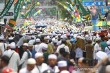 Warga memadati jalan Sekumpul Martapura, Kabupaten Banjar, Kalimantan Selatan, Jumat (28/2/2020). Pada H-3 peringatan Haul ke-15 KH Muhammad Zaini Abdul Ghani (Abah Guru Sekumpul), kawasan Sekumpul Martapura hingga sekitaran Makam Abah Guru Sekumpul sudah dipadati jamaah dari luar Negeri maupun dalam Negeri untuk mengikuti rangkaian kegiatan haul. Foto Antaranews Kalsel/Bayu Pratama S.