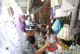 Warga melihat souvenir yang di jual di pasar kawasan Sekumpul, Martapura, Kabupaten Banjar, Kalimantan Selatan, Jumat (28/2/2020). Jelang peringatan Haul ke-15 KH Muhammad Zaini Abdul Ghani (Abah Guru Sekumpul), kawasan Sekumpul Martapura hingga sekitaran Makam Abah Guru Sekumpul sudah dipadati jamaah dari luar Negeri maupun dalam Negeri untuk mengikuti rangkaian kegiatan haul. Foto Antaranews Kalsel/Bayu Pratama S.