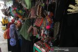 Warga melihat souvenir yang di jual di pasar kawasan Sekumpul, Martapura, Kabupaten Banjar, Kalimantan Selatan, Jumat (28/2/2020). Jelang peringatan Haul ke-15 KH Muhammad Zaini Abdul Ghani (Abah Guru Sekumpul), kawasan Sekumpul Martapura hingga sekitaran Makam Abah Guru Sekumpul sudah dipadati jamaah dari luar Negeri maupun dalam Negeri untuk mengikuti rangkaian kegiatan haul. Foto Antaranews Kalsel/Bayu Pratama S.