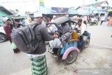 Warga menggunakan becak motor (bentor) di Sekumpul, Martapura, Kabupaten Banjar, Kalimantan Selatan, Jumat (28/2/2020). Jelang peringatan Haul ke-15 KH Muhammad Zaini Abdul Ghani (Abah Guru Sekumpul), kawasan Sekumpul Martapura hingga sekitaran Makam Abah Guru Sekumpul sudah dipadati jamaah dari luar Negeri maupun dalam Negeri untuk mengikuti rangkaian kegiatan haul. Foto Antaranews Kalsel/Bayu Pratama S.