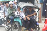 Warga menggunakan becak motor (bentor) di Sekumpul, Martapura, Kabupaten Banjar, Kalimantan Selatan, Jumat (28/2/2020). Jelang peringatan Haul ke-15 KH Muhammad Zaini Abdul Ghani (Abah Guru Sekumpul), kawasan Sekumpul Martapura hingga sekitaran Makam Abah Guru Sekumpul sudah dipadati jamaah dari luar Negeri maupun dalam Negeri untuk mengikuti rangkaian kegiatan haul. Foto Antaranews Kalsel/Bayu Pratama S.