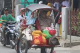 Warga menggunakan becak motor (bentor) di Sekumpul, Martapura, Kabupaten Banjar, Kalimantan Selatan, Jumat (28/2/2020). Jelang peringatan Haul ke-15 KH Muhammad Zaini Abdul Ghani (Abah Guru Sekumpul), kawasan Sekumpul Martapura hingga sekitaran Makam Abah Guru Sekumpul sudah dipadati jamaah dari luar Negeri maupun dalam Negeri untuk mengikuti rangkaian kegiatan haul. Foto Antaranews Kalsel/Bayu Pratama S.