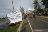 Suasana posko 137 simpang tiga Keliling Benteng Hilir haul ke-15 Abah Guru Sekumpul di Martapura, Kabupaten Banjar, Kalimantan Selatan, Jumat (28/2/2020). Sejumlah warga bersama relawan bahu membahu membangun posko rest area dengan menyediakan makan dan minum gratis hingga bengkel gratis untuk membantu para jamaah yang datang ke Haul ke-15 Abah Guru Sekumpul. Foto Antaranews Kalsel/Bayu Pratama S.