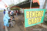 Jamaah memanfaatkan bengkel gratis di posko 137 simpang tiga Keliling Benteng Hilir haul ke-15 Abah Guru Sekumpul di Martapura, Kabupaten Banjar, Kalimantan Selatan, Jumat (28/2/2020). Sejumlah warga bersama relawan bahu membahu membangun posko rest area dengan menyediakan makan dan minum gratis hingga bengkel gratis untuk membantu para jamaah yang datang ke Haul ke-15 Abah Guru Sekumpul. Foto Antaranews Kalsel/Bayu Pratama S.