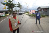 Sejumlah relawan mengatur lalu lintas di jalan martapura lama yang dipadati jamaah haul ke-15 Abah Guru Sekumpul di Martapura, Kabupaten Banjar, Kalimantan Selatan, Jumat (28/2/2020). Sejumlah warga bersama relawan bahu membahu membangun posko rest area dengan menyediakan makan dan minum gratis hingga bengkel gratis untuk membantu para jamaah yang datang ke Haul ke-15 Abah Guru Sekumpul. Foto Antaranews Kalsel/Bayu Pratama S.