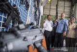 Direktur Utama PT Pindad (Persero) Abraham Mose (kiri) bersama Delegasi Filipina Undersecretary for Finance and Materiel Department of National Defense Philipina Raymundo Dv Elefante (tengah) dan Dirjen Pothan Kemhan Bondan Tiara Sofyan (kanan) memegang senjata buatan Indonesia saat kunjungan di PT Pindad, Bandung, Jawa Barat, Jumat (28/2/2020). Kunjungan tersebut merupakan tindak lanjut penandatanganan Memorandum of Understanding (MoU) Pemerintah RI dengan Pemerintah Republik Philipina tentang kerjasama bidang logistik dan industri pertahanan. ANTARA JABAR/M Agung Rajasa/agr