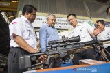 Direktur Utama PT Pindad (Persero) Abraham Mose (kiri) bersama Delegasi Filipina Undersecretary for Finance and Materiel Department of National Defense Philipina Raymundo Dv Elefante (kedua kiri) melihat senapan sniper SPR-3 dan SPR-4 buatan Indonesia saat kunjungan di PT Pindad, Bandung, Jawa Barat, Jumat (28/2/2020). Kunjungan tersebut merupakan tindak lanjut penandatanganan Memorandum of Understanding (MoU) Pemerintah RI dengan Pemerintah Republik Philipina tentang kerjasama bidang logistik dan industri pertahanan. ANTARA JABAR/M Agung Rajasa/agr