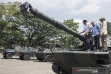 Direktur Utama PT Pindad (Persero) Abraham Mose (kiri) bersama Delegasi Filipina Undersecretary for Finance and Materiel Department of National Defense Philipina Raymundo Dv Elefante (tengah) dan Dirjen Pothan Kemhan Bondan Tiara Sofyan (kanan) menaiki kendaraan tempur Medium Tank Harimau buatan Indonesia saat kunjungan di PT Pindad, Bandung, Jawa Barat, Jumat (28/2/2020). Kunjungan tersebut merupakan tindak lanjut penandatanganan Memorandum of Understanding (MoU) Pemerintah RI dengan Pemerintah Republik Philipina tentang kerjasama bidang logistik dan industri pertahanan. ANTARA JABAR/M Agung Rajasa/agr