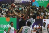 Pebasket NSH Jakarta Dashaun Najee Wiggins (ke dua kiri) mencoba memasukkan bola dihalangi tim basket Louvre Surabaya saat pertandingan seri kelima Indonesian Basketball League (IBL) Pertamax 2020 di Gor Jayabaya, Kota Kediri, Jawa Timur, Jumat (28/2/2020). NSH Jakarta menang atas Louvre Surabaya dengan skor 74-69. Antara Jatim/Prasetia Fauzani/zk.