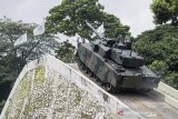 Kendaraan tempur Medium Tank Harimau hasil produksi dari PT Pindad (Persero) menaiki tanjakan saat parade kendaraan di Komplek Pindad, Bandung, Jawa Barat, Jumat (28/2/2020). Parade tersebut merupakan unjuk kemampuan dan ketahanan kendaraan tempur produksi PT Pindad kepada delegasi Pemerintah Republik Philipina dalam rangka kerjasama bidang logistik dan industri pertahanan. ANTARA JABAR/M Agung Rajasa/agr