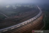 Foto udara proyek Jalan Tol Cileunyi-Sumedang-Dawuan (Cisumdawu) seksi I di Jatinangor, Kabupaten Sumedang, Jawa Barat, Jumat (28/2/2020). Komisi IV DPRD Provinsi Jawa Barat menargetkan pembangunan Jalan Tol Cisumdawu seksi 1 hingga 3  sepanjang 33 Km dapat digunakan untuk fungsional arus mudik dan balik pada Hari Raya Idul Fitri 2020 mendatang. ANTARA JABAR/Raisan Al Farisi/agr