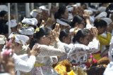 Umat Hindu mengikuti persembahyangan Hari Raya Kuningan di Pura Sakenan, Denpasar, Bali, Sabtu (29/2/2020). Hari Raya Kuningan merupakan rangkaian dari Hari Raya Galungan yaitu perayaan kemenangan 