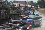 Sejumlah perahu bermesin yang digunakan warga untuk mengikuti rangkaian kegiatan haul sandar di dermaga Murung, Martapura, Kabupaten Banjar, Kalimantan Selatan, Sabtu (29/2/2020). Pada H-1peringatan Haul ke-15 KH Muhammad Zaini Abdul Ghani (Abah Guru Sekumpul), kawasan Sekumpul Martapura hingga sekitaran Makam Abah Guru Sekumpul sudah di penuhi jamaah yang datang dari luar Negeri maupun dalam Negeri untuk mengikuti rangkaian kegiatan haul. Foto Antaranews Kalsel/Bayu Pratama S.