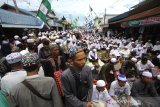 Warga memadati jalan Sekumpul untuk mengikuti shalat berjamaah di Martapura, Kabupaten Banjar, Kalimantan Selatan, Sabtu (29/2/2020). Pada H-1peringatan Haul ke-15 KH Muhammad Zaini Abdul Ghani (Abah Guru Sekumpul), kawasan Sekumpul Martapura hingga sekitaran Makam Abah Guru Sekumpul sudah di penuhi jamaah yang datang dari luar Negeri maupun dalam Negeri untuk mengikuti rangkaian kegiatan haul. Foto Antaranews Kalsel/Bayu Pratama S.