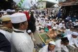 Warga memadati jalan Sekumpul untuk mengikuti shalat berjamaah di Martapura, Kabupaten Banjar, Kalimantan Selatan, Sabtu (29/2/2020). Pada H-1peringatan Haul ke-15 KH Muhammad Zaini Abdul Ghani (Abah Guru Sekumpul), kawasan Sekumpul Martapura hingga sekitaran Makam Abah Guru Sekumpul sudah di penuhi jamaah yang datang dari luar Negeri maupun dalam Negeri untuk mengikuti rangkaian kegiatan haul. Foto Antaranews Kalsel/Bayu Pratama S.