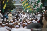 Warga bersiap mengikuti shalat berjamaah di Sekumpul, Martapura, Kabupaten Banjar, Kalimantan Selatan, Sabtu (29/2/2020). Pada H-1peringatan Haul ke-15 KH Muhammad Zaini Abdul Ghani (Abah Guru Sekumpul), kawasan Sekumpul Martapura hingga sekitaran Makam Abah Guru Sekumpul sudah di penuhi jamaah yang datang dari luar Negeri maupun dalam Negeri untuk mengikuti rangkaian kegiatan haul. Foto Antaranews Kalsel/Bayu Pratama S.