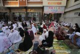 Warga bersiap mengikuti shalat berjamaah di Sekumpul, Martapura, Kabupaten Banjar, Kalimantan Selatan, Sabtu (29/2/2020). Pada H-1peringatan Haul ke-15 KH Muhammad Zaini Abdul Ghani (Abah Guru Sekumpul), kawasan Sekumpul Martapura hingga sekitaran Makam Abah Guru Sekumpul sudah di penuhi jamaah yang datang dari luar Negeri maupun dalam Negeri untuk mengikuti rangkaian kegiatan haul. Foto Antaranews Kalsel/Bayu Pratama S.