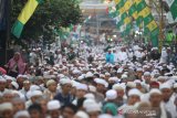 Warga bersiap mengikuti shalat berjamaah di Sekumpul, Martapura, Kabupaten Banjar, Kalimantan Selatan, Sabtu (29/2/2020). Pada H-1peringatan Haul ke-15 KH Muhammad Zaini Abdul Ghani (Abah Guru Sekumpul), kawasan Sekumpul Martapura hingga sekitaran Makam Abah Guru Sekumpul sudah di penuhi jamaah yang datang dari luar Negeri maupun dalam Negeri untuk mengikuti rangkaian kegiatan haul. Foto Antaranews Kalsel/Bayu Pratama S.