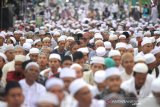 Warga bersiap mengikuti shalat berjamaah di Sekumpul, Martapura, Kabupaten Banjar, Kalimantan Selatan, Sabtu (29/2/2020). Pada H-1peringatan Haul ke-15 KH Muhammad Zaini Abdul Ghani (Abah Guru Sekumpul), kawasan Sekumpul Martapura hingga sekitaran Makam Abah Guru Sekumpul sudah di penuhi jamaah yang datang dari luar Negeri maupun dalam Negeri untuk mengikuti rangkaian kegiatan haul. Foto Antaranews Kalsel/Bayu Pratama S.