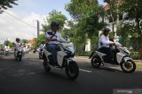 Peserta melakukan konvoi menggunakan motor listrik Gesits di sela-sela peresmian Stasiun Pengisian Kendaraan Listrik Umum (SPKLU) PLN di Surabaya, Jawa Timur, Sabtu (29/2/2020). Konvoi kendaraan listrik dan peresmian SPKLU tersebut merupakan bentuk komitmen PLN dalam mendorong penggunaan kendaraan listrik dan membangun infrastruktur pendukungnya. Antara Jatim/Moch Asim/zk.