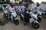 Peserta melakukan konvoi menggunakan motor listrik Gesits di sela-sela peresmian Stasiun Pengisian Kendaraan Listrik Umum (SPKLU) PLN di Surabaya, Jawa Timur, Sabtu (29/2/2020). Konvoi kendaraan listrik dan peresmian SPKLU tersebut merupakan bentuk komitmen PLN dalam mendorong penggunaan kendaraan listrik dan membangun infrastruktur pendukungnya. Antara Jatim/Moch Asim/zk.