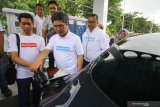 GM PT PLN (Persero) Distribusi Jawa Timur Bob Saril (kedua kiri) didampingi Wakil Rektor IV ITS Bambang Pramujati (kiri) mengisi daya mobil listrik di sela-sela peresmian Stasiun Pengisian Kendaraan Listrik Umum (SPKLU) PLN di Surabaya, Jawa Timur, Sabtu (29/2/2020). Konvoi kendaraan listrik dan peresmian SPKLU tersebut merupakan bentuk komitmen PLN dalam mendorong penggunaan kendaraan listrik dan membangun infrastruktur pendukungnya. Antara Jatim/Moch Asim/zk.