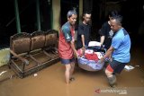 Warga membawa pakaian yang tersisa pascabanjir di desa Sayang, Jatinagor, Kabupaten Sumedang, Jawa Barat, Sabtu (29/2/2020). Banjir yang melanda empat desa di Sumedang diakibatkan curah hujan yang tinggi dan meluapnya dua sungai Cikeruh dan sungai Citarik. ANTARA JABAR/Candra Yanuarsyah