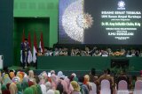 Presiden RI Joko Widodo memberikan sambutan saat Pengukuhan guru besar Dr KH Asep Saifuddin Chalim di Universitas Islam Negeri Sunan Ampel (UINSA) Surabaya, Jawa Timur, Sabtu (29/2/2020). KH Asep Saifuddin Chalim dikukuhkan sebagai Guru Besar Bidang Ilmu Sosiologi  di Universitas Islam Negeri Sunan Ampel (UINSA) Surabaya. Antara Jatim/Umarul Faruq/zk
