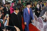 Presiden RI Joko Widodo (kanan) didampingi Gubernur Jatim, Khofifah Indar Parawansa (kedua kiri) guru besar Dr KH Asep Saifuddin Chalim (kedua kanan) saat tiba di Universitas Islam Negeri Sunan Ampel (UINSA) Surabaya, Jawa Timur, Sabtu (29/2/2020). Kedatangan presiden tersebut dalam rangka pengukuhan KH Asep Saifuddin Chalim sebagai Guru Besar Bidang Ilmu Sosiologi  di Universitas Islam Negeri Sunan Ampel (UINSA) Surabaya. Antara Jatim/Umarul Faruq/zk