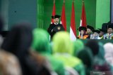 Dr KH Asep Saifuddin Chalim menyampaikan orasi ilmiah pada Sidang Senat Terbuka dalam rangka Pengukuhan Guru Besar di Universitas Islam Negeri Sunan Ampel (UINSA) Surabaya, Jawa Timur, Sabtu (29/2/2020). KH Asep Saifuddin Chalim dikukuhkan sebagai Guru Besar Bidang Ilmu Sosiologi di Universitas Islam Negeri Sunan Ampel (UINSA) Surabaya. Antara Jatim/Umarul Faruq/zk