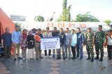 Bank Kalsel serahkan bantuan untuk korban Bencana Banjir di Kabupaten Hulu Sungai Utara yang secara simbolis diterima oleh Wakil Bupati HSU Bpk. H. Husairi Abdi, Lc.