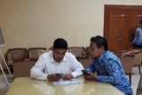 Wali Kota Kediri Abdullah Abu Bakar (baju putih) didampingi Kepala BPS Kota Kediri Agus Puji Raharjo saat mengisi data dengan program sensus penduduk 2020 secara daring di Balai Kota Kediri, Jawa Timur, Senin (17/2/2020). ANTARA Jatim/ Asmaul Chusna 