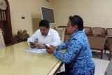 Wali Kota Kediri Abdullah Abu Bakar (baju putih) didampingi Kepala BPS Kota Kediri Agus Puji Raharjo saat mengisi data dengan program sensus penduduk 2020 secara daring di Balai Kota Kediri, Jawa Timur, Senin (17/2/2020). ANTARA Jatim/ Asmaul Chusna 