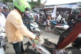 Warga memanfaatkan layanan bensin gratis di salah satu posko relawan di jalan Ahmad Yani, Kabupaten Banjar, Kalimantan Selatan, Minggu (1/3/2020). Pada Puncak Haul KH Muhammad Zaini Abdul Ghani (Abah Guru Sekumpul) suasana kota Martapura sudah dipenuhi jamaah yang datang dari luar Negeri maupun dalam Negeri yang datang untuk mengikuti kegiatan haul. Foto Antaranews Kalsel/Bayu Pratama S.