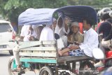 Warga menggunakan kendaraan yang dimodifikasi melintas di jalan Ahmad Yani, Kabupaten Banjar, Kalimantan Selatan, Minggu (1/3/2020). Pada Puncak Haul KH Muhammad Zaini Abdul Ghani (Abah Guru Sekumpul) suasana kota Martapura sudah dipenuhi jamaah yang datang dari luar Negeri maupun dalam Negeri yang datang untuk mengikuti kegiatan haul. Foto Antaranews Kalsel/Bayu Pratama S.