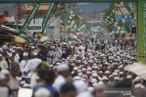 Jamaah haul KH Muhammad Zaini Abdul Ghani (Abah Guru Sekumpul) memadati jalan Sekumpul, Martapura, Kabupaten Banjar, Kalimantan Selatan, Minggu (1/3/2020). Pada Puncak Haul Abah Guru Sekumpul suasana kota Martapura sudah dipenuhi jamaah yang datang dari luar Negeri maupun dalam Negeri yang datang untuk mengikuti kegiatan haul. Foto Antaranews Kalsel/Bayu Pratama S.