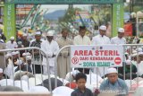 Jamaah haul KH Muhammad Zaini Abdul Ghani (Abah Guru Sekumpul) mengikuti shalat zuhur di jalan Sekumpul, Martapura, Kabupaten Banjar, Kalimantan Selatan, Minggu (1/3/2020). Pada Puncak Haul Abah Guru Sekumpul suasana kota Martapura sudah dipenuhi jamaah yang datang dari luar Negeri maupun dalam Negeri yang datang untuk mengikuti kegiatan haul. Foto Antaranews Kalsel/Bayu Pratama S.