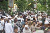 Jamaah haul KH Muhammad Zaini Abdul Ghani (Abah Guru Sekumpul) memadati jalan Ahmad Yani, Martapura, Kabupaten Banjar, Kalimantan Selatan, Minggu (1/3/2020). Pada Puncak Haul Abah Guru Sekumpul suasana kota Martapura sudah dipenuhi jamaah yang datang dari luar Negeri maupun dalam Negeri yang datang untuk mengikuti kegiatan haul. Foto Antaranews Kalsel/Bayu Pratama S.