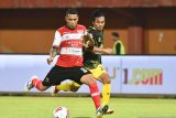 Pesepak bola Madura United (MU) Alberto Goncalves  (kiri) melewati pesepak bola Barito Putra Kurniawan (kanan) dalam laga Shopee Liga 1 di Stadion Gelora Madura Ratu Pamelingan (SGMRP) Pamekasan, Jawa Timur, Sabtu (29/02/2020). MU memenangi pertandingan tersebut dengan skor 4-0. Antara Jatim/Saiful Bahri/zk.